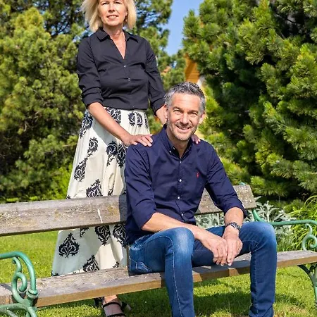 Weingut Lambauer 3* 키체크 임 자우잘